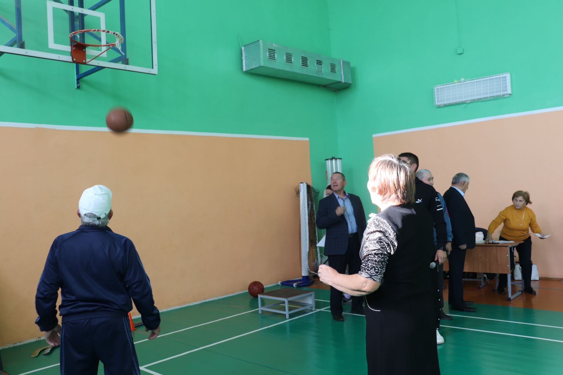 Балалар иҗат йортында өлкән яшьтәгеләр белән спартакиада узды