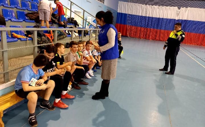 Автоинспекторы провели беседу с юными футболистами