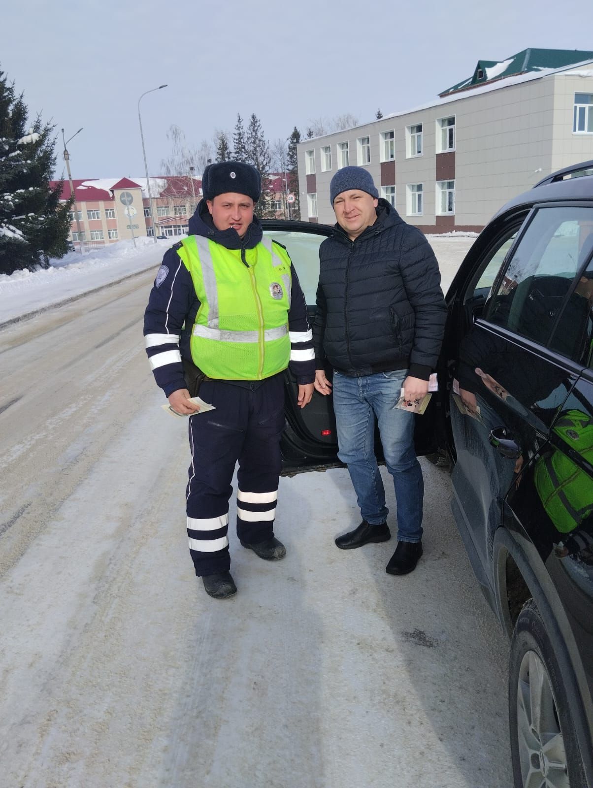 Автоинспекторы района поздравили мужчин-водителей с праздником