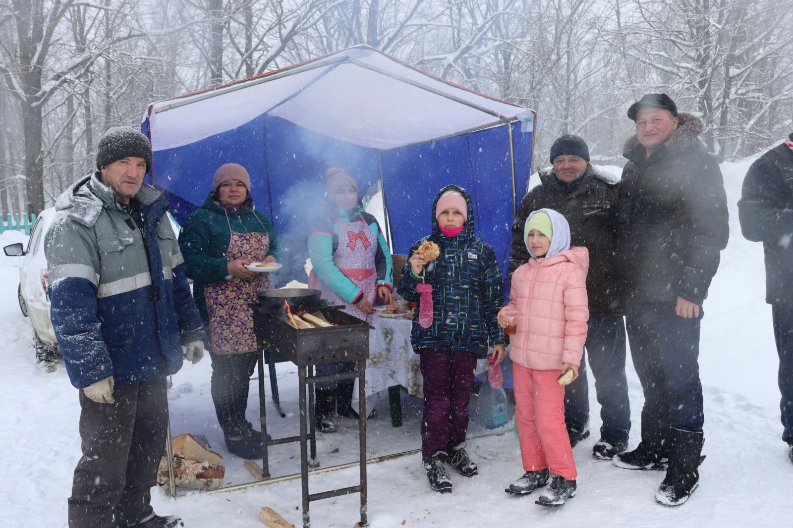 Спортсмены и любители лыжного спорта собрались около детского лагеря «Дубки»