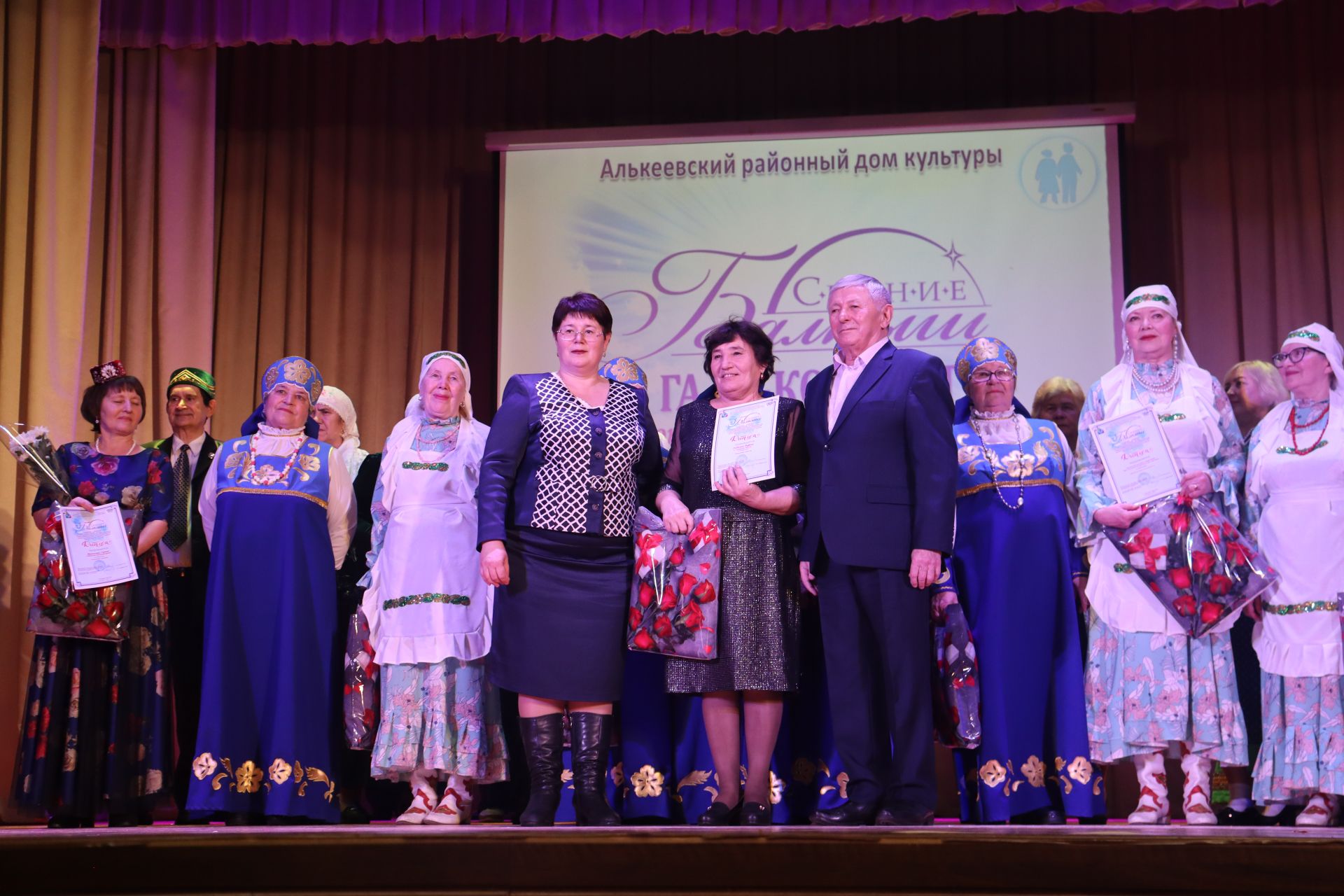 В районном доме культуры прошел гала-концерт среди ветеранов «Балкыш – Сияние»