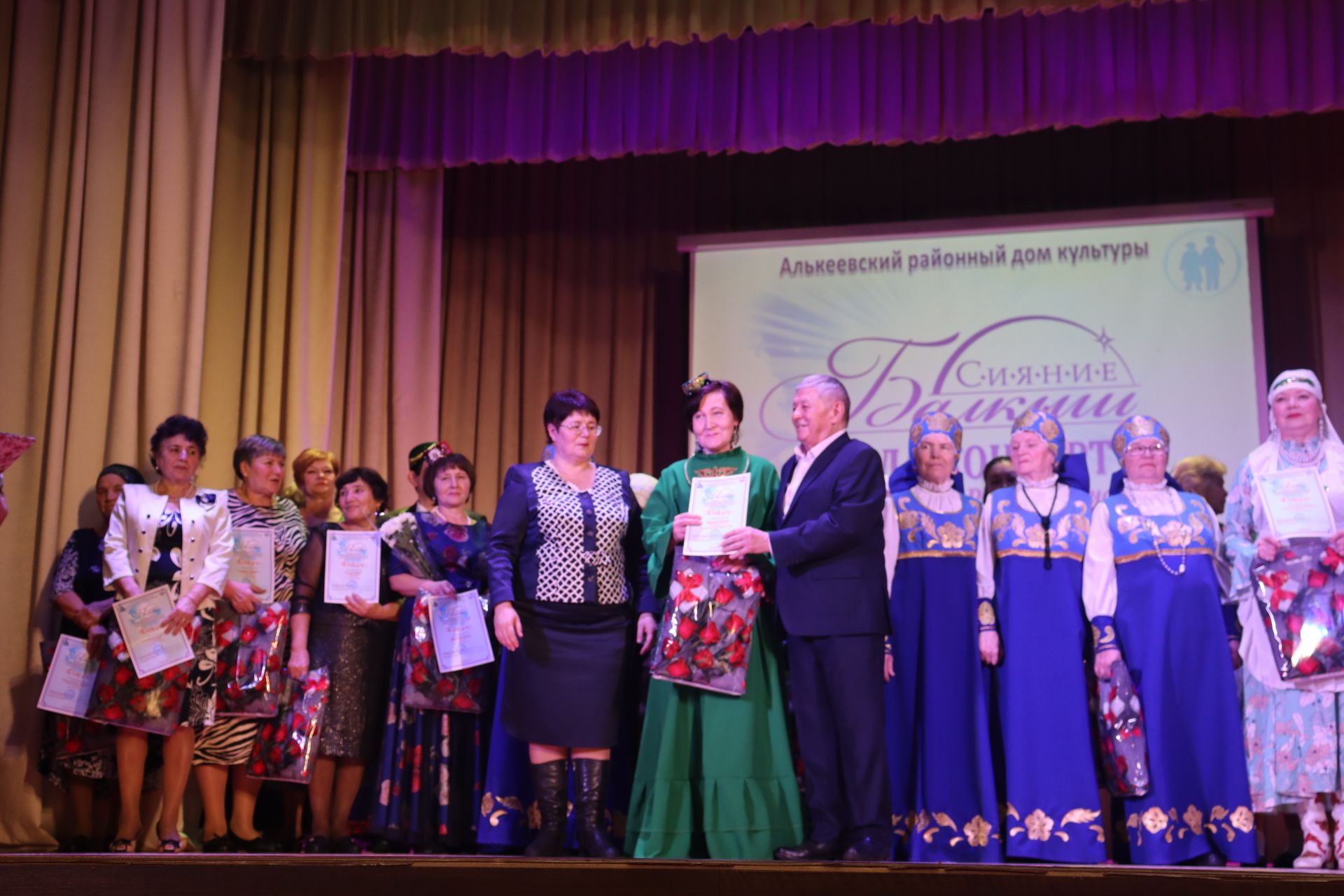 В районном доме культуры прошел гала-концерт среди ветеранов «Балкыш – Сияние»