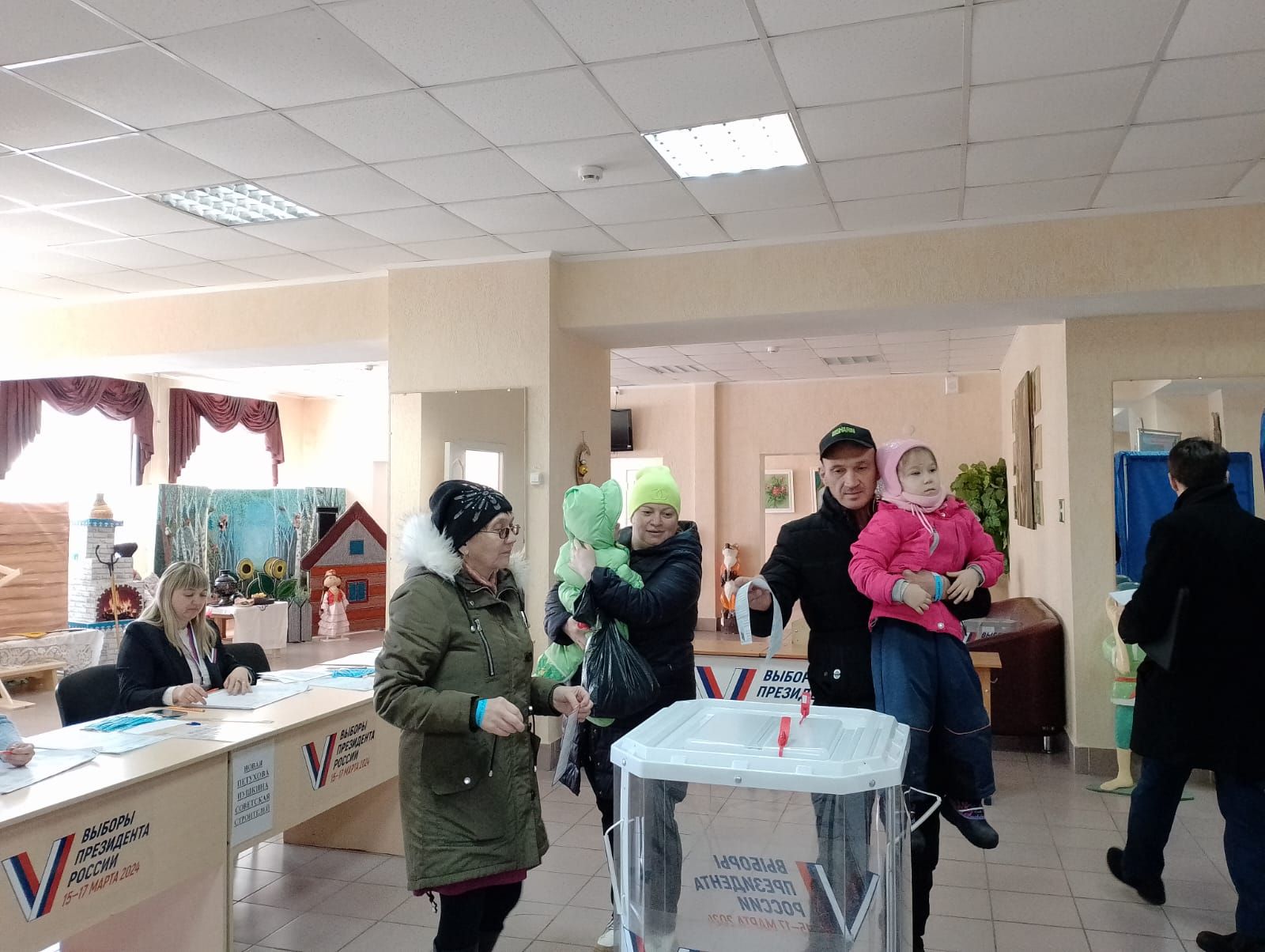 Күп балалы Гайнетдиновлар гаиләләре белән Россия Президенты сайлауларында катнаша
