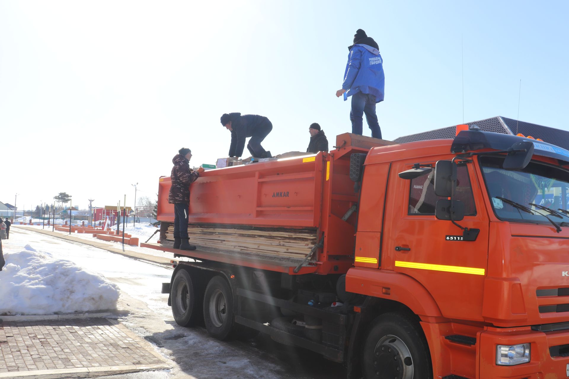 Из Базарных Матак проводили очередную партию гуманитарного груза