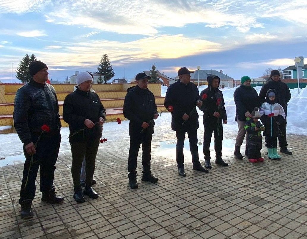 В Базарны Матаках создали стихийный мемориал: алькеевцы несут цветы и игрушки