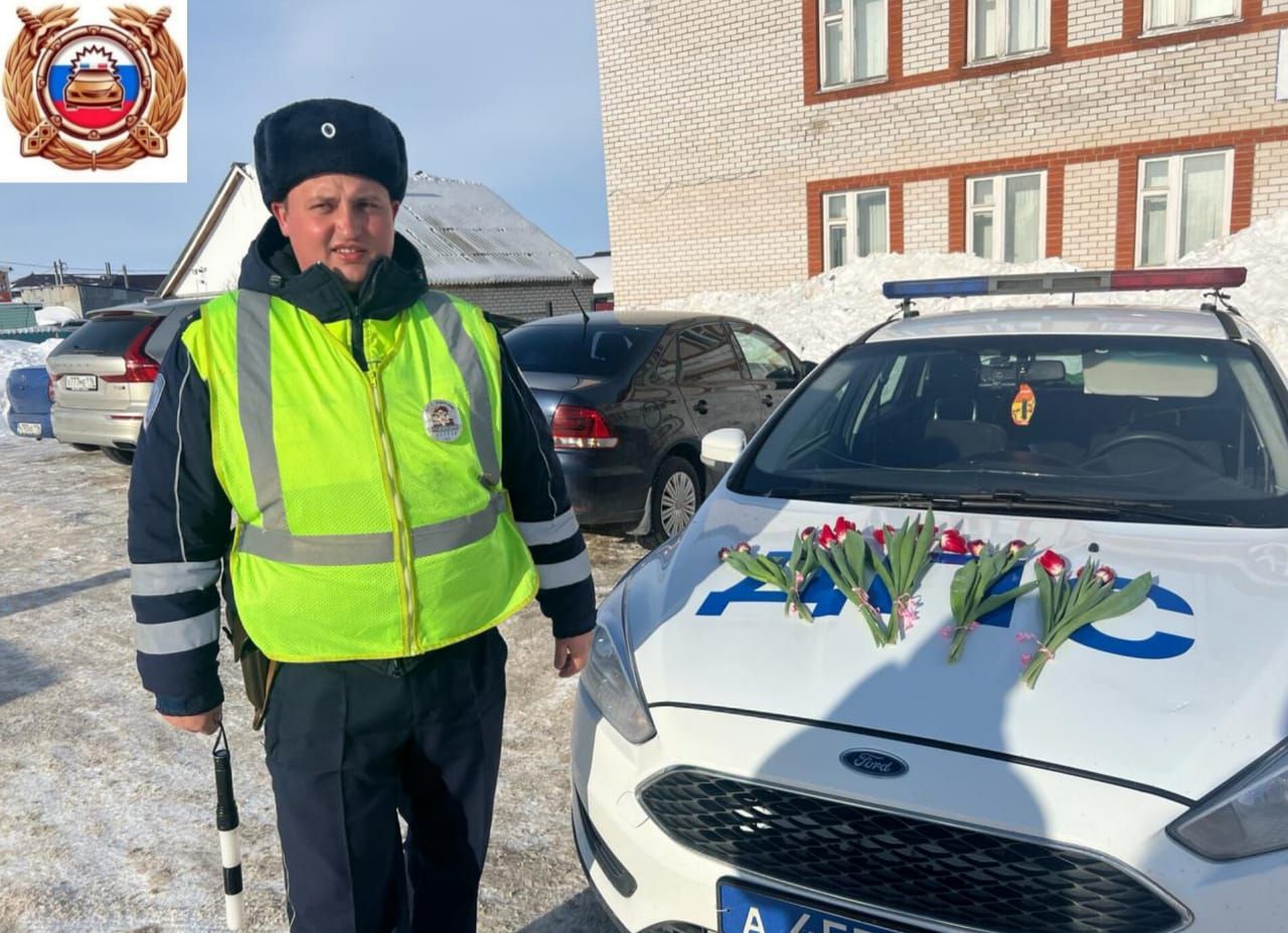 Автоинспекторы района поздравили автоледи с праздником