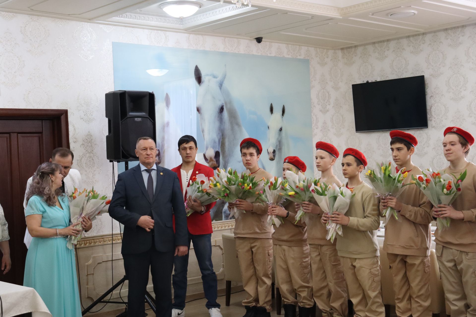 Махсус хәрби операциядә катнашучы ир-егетләребезнең әниләре, хатыннары, якыннары  хөрмәтләнде