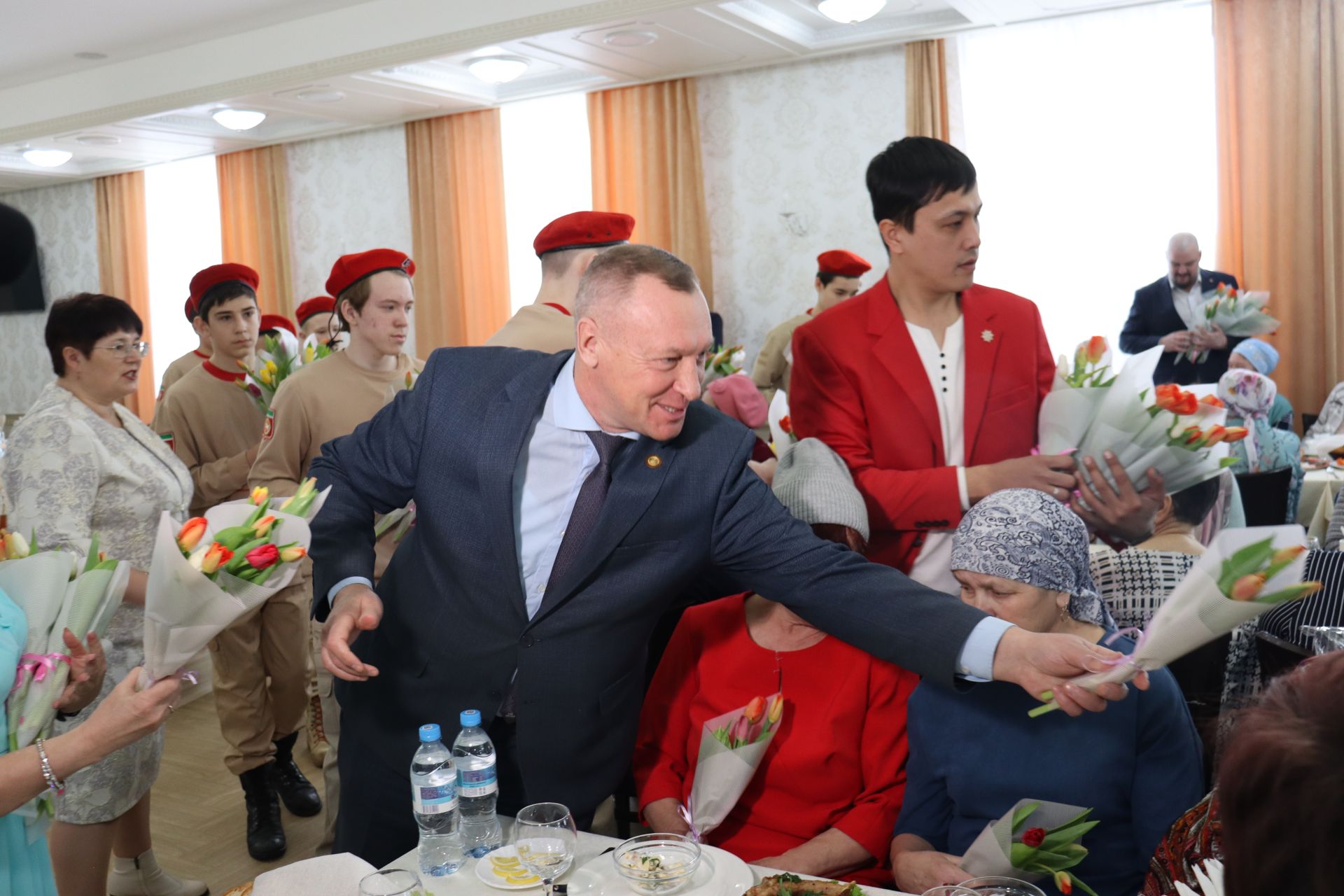 Махсус хәрби операциядә катнашучы ир-егетләребезнең әниләре, хатыннары, якыннары  хөрмәтләнде