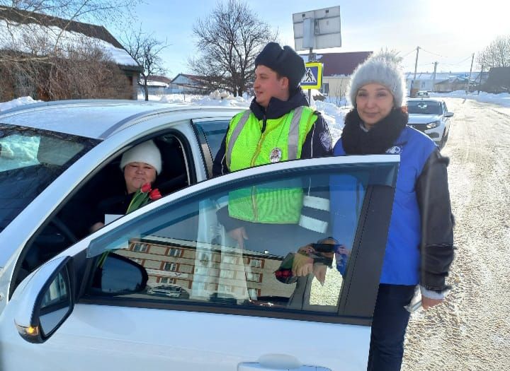 Автоинспекторы района поздравили автоледи с праздником