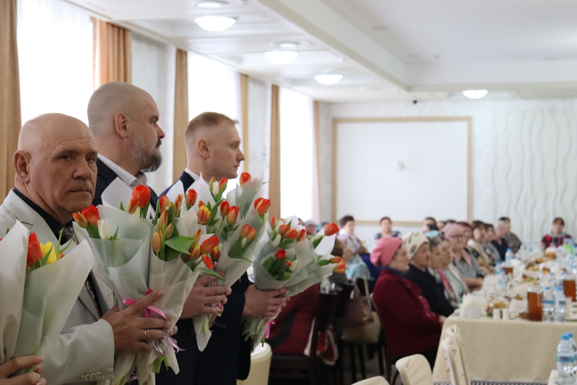 Махсус хәрби операциядә катнашучы ир-егетләребезнең әниләре, хатыннары, якыннары  хөрмәтләнде