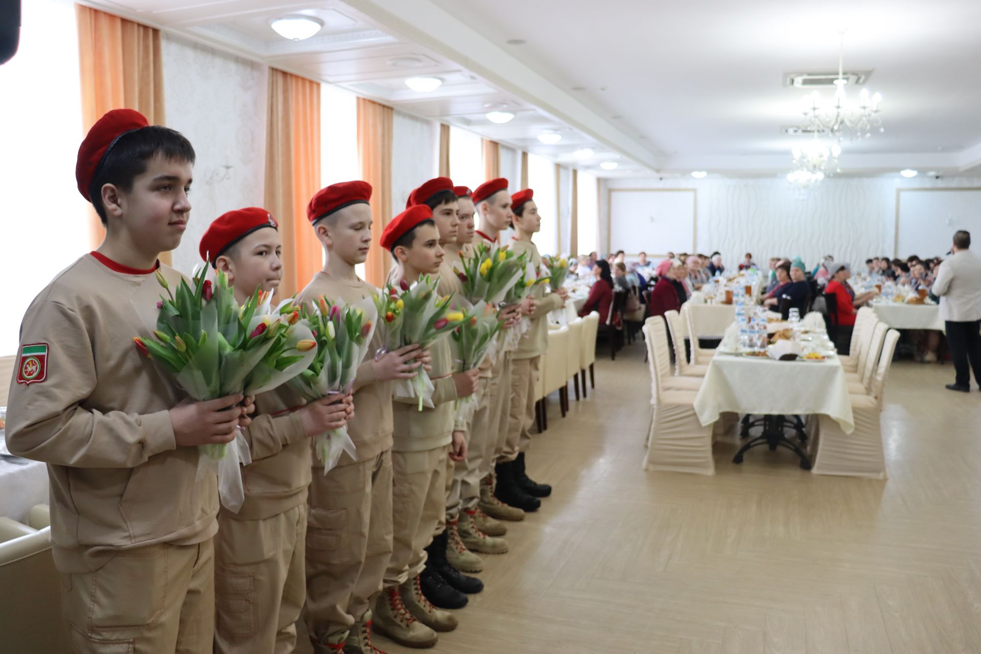 Махсус хәрби операциядә катнашучы ир-егетләребезнең әниләре, хатыннары, якыннары  хөрмәтләнде