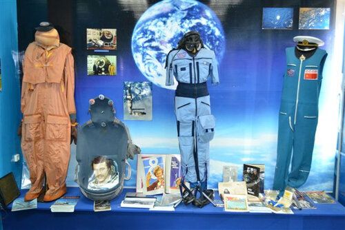 Космонавтикага багышланган экспонатлар арасында космонавтларның туклану үрнәкләре дә бар