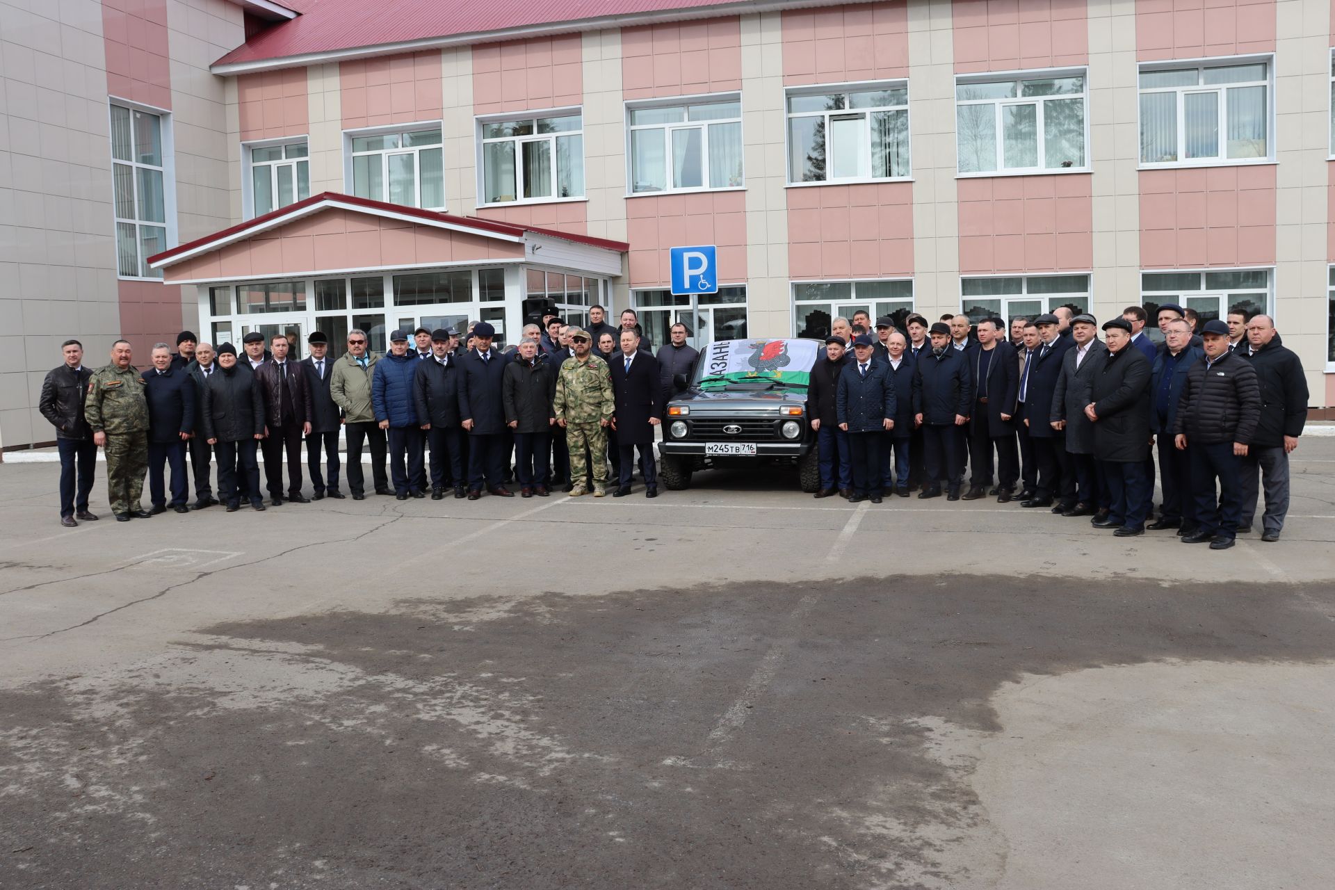 Алькеевцам находящимся на СВО передали автомобиль «Нива»