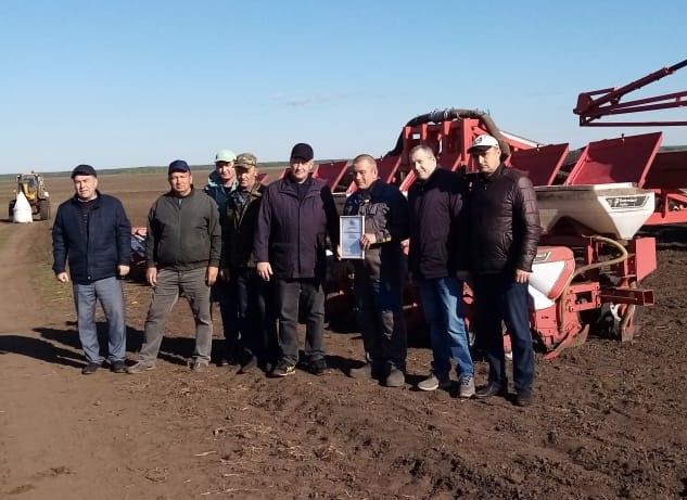 Александр Никошин сабан эшләрендә иң өлгер механизаторларны хезмәт уңышлары белән котлады