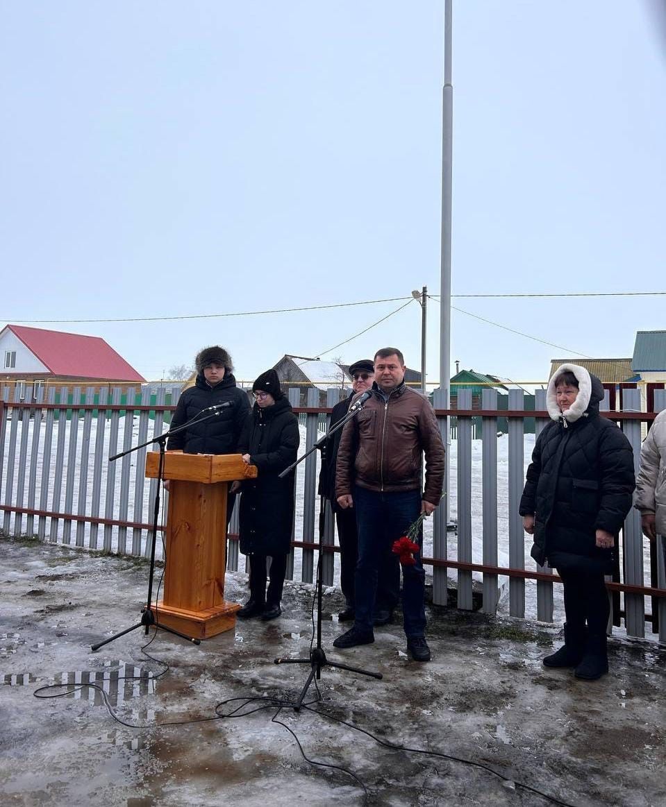 В селе Старая Хурада,состоялось торжественное открытие мемориальной доски в память об участнике СВО Волостнове Дмитрие