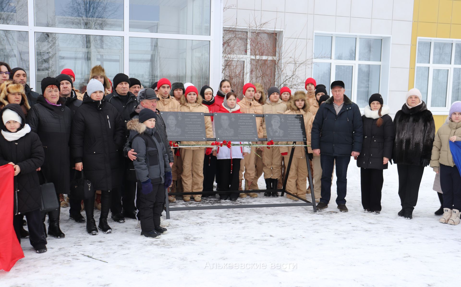 В Базарно-Матакской школе открыли мемориальные доски в честь погибших при исполнении воинского долга на СВО