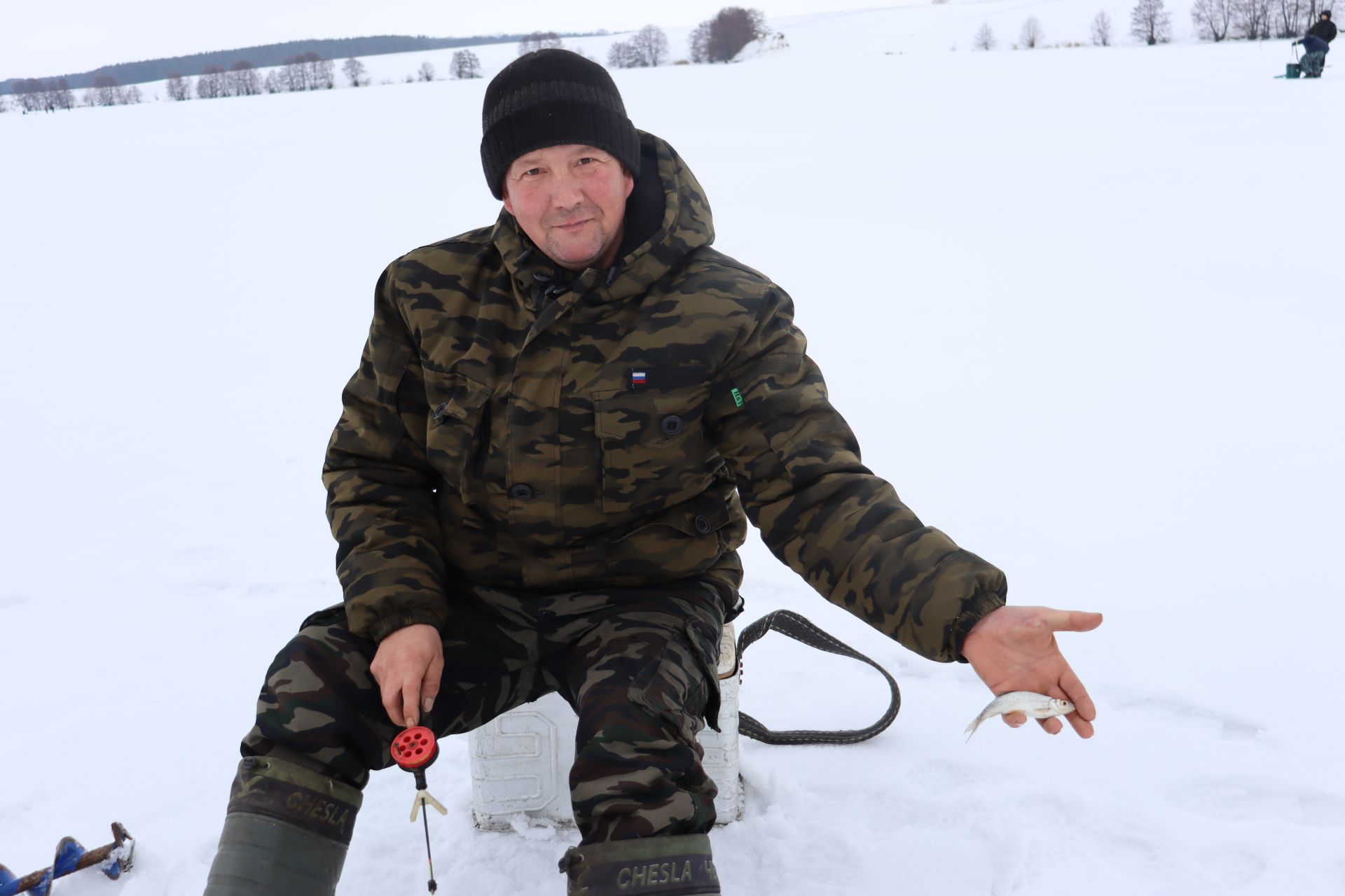 На нынешнем празднике любителей зимней рыбалки вместе со взрослыми пришли посоревноваться и подростки
