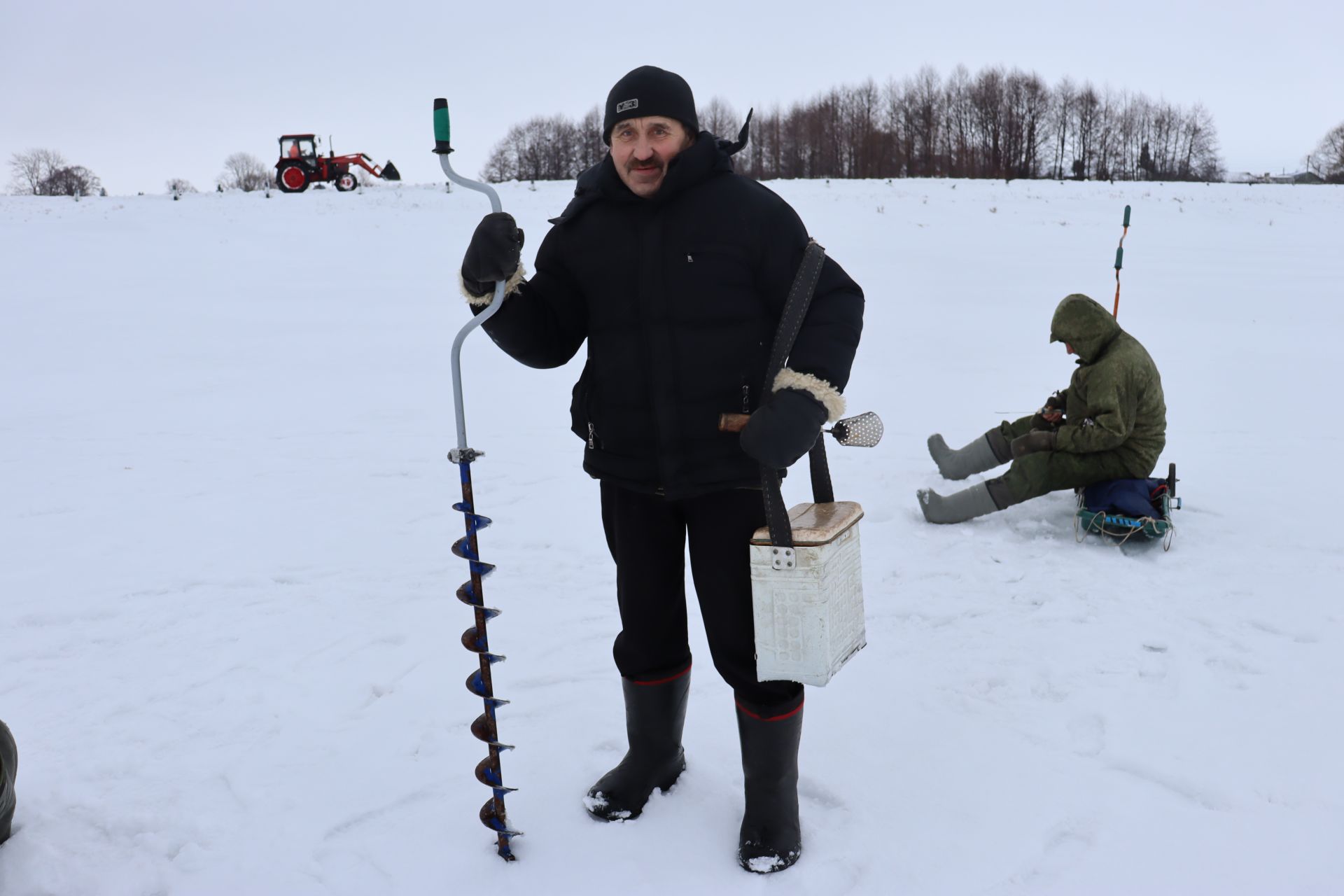 На нынешнем празднике любителей зимней рыбалки вместе со взрослыми пришли посоревноваться и подростки