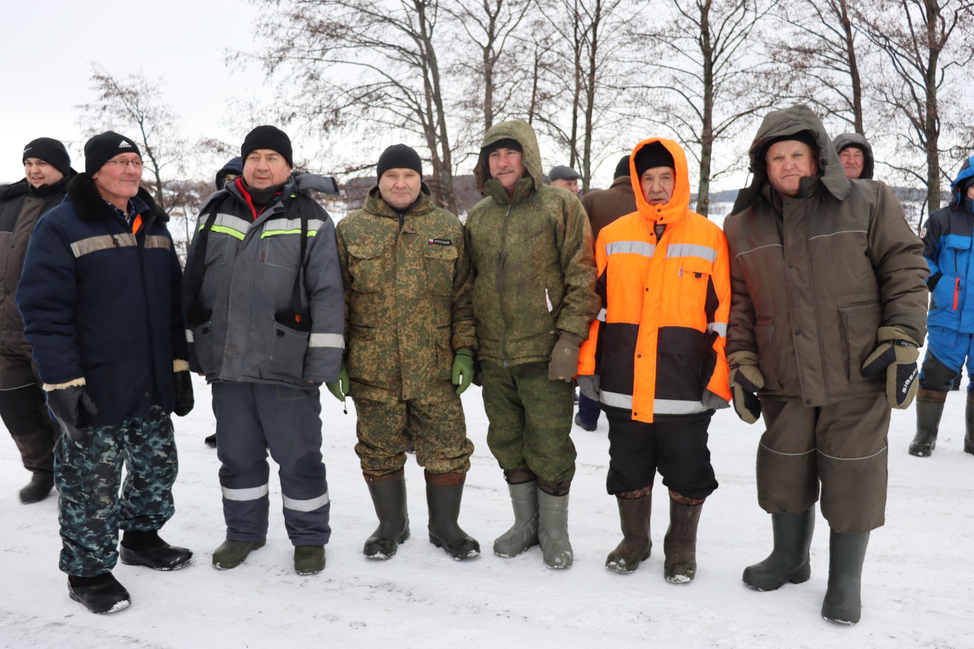 На нынешнем празднике любителей зимней рыбалки вместе со взрослыми пришли посоревноваться и подростки