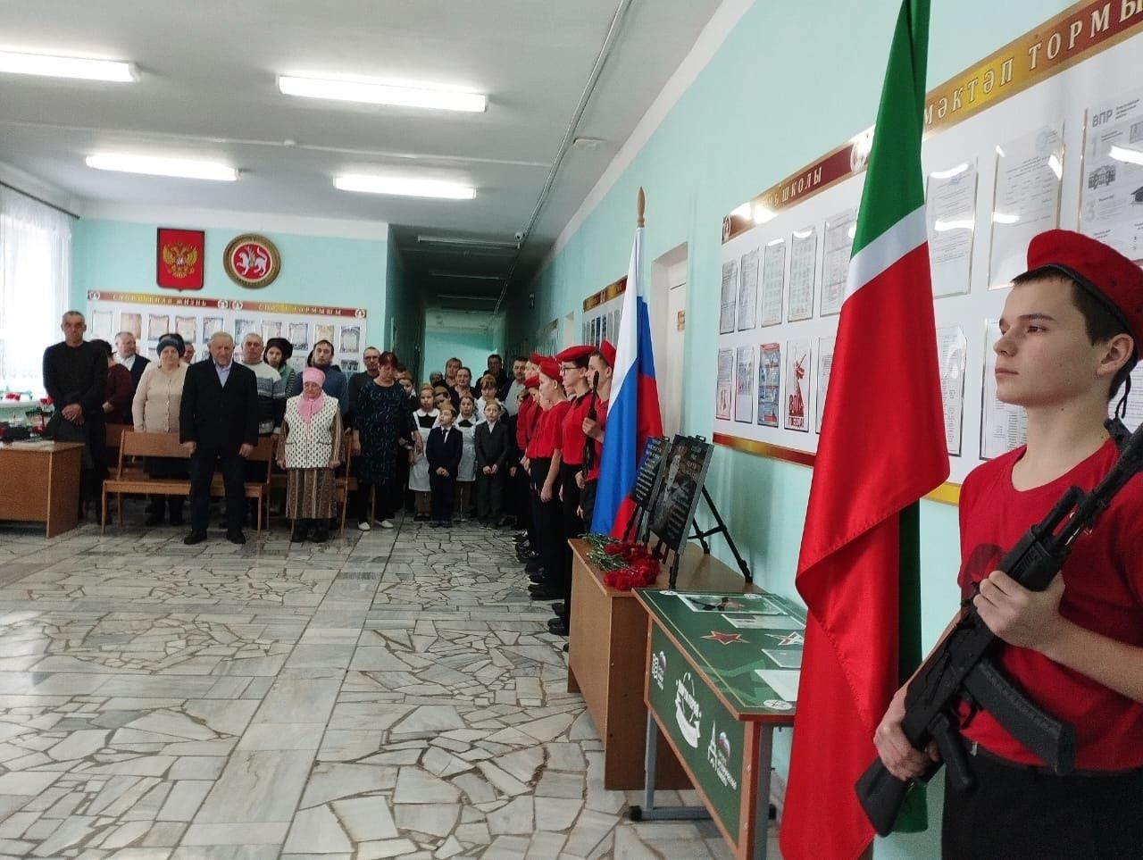 В Старочелнинской школе открыли мемориальную доску в память о Гатауллине Рафисе, погибшем в ходе СВО