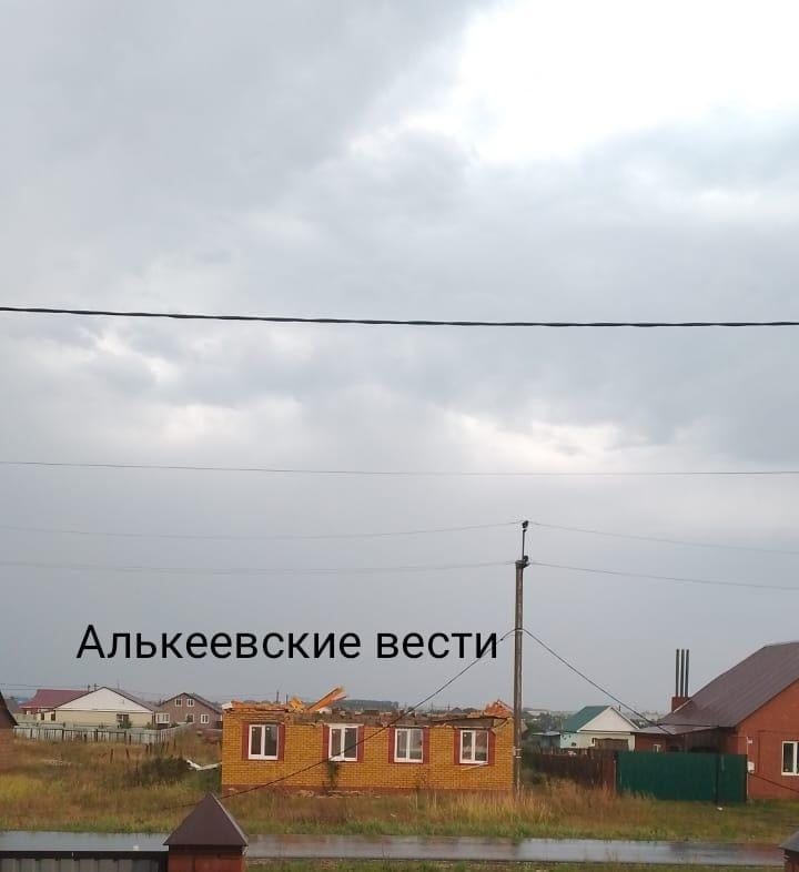 Әлки районында җил-давыл дистәдән артык йорт түбәләрен туздырган