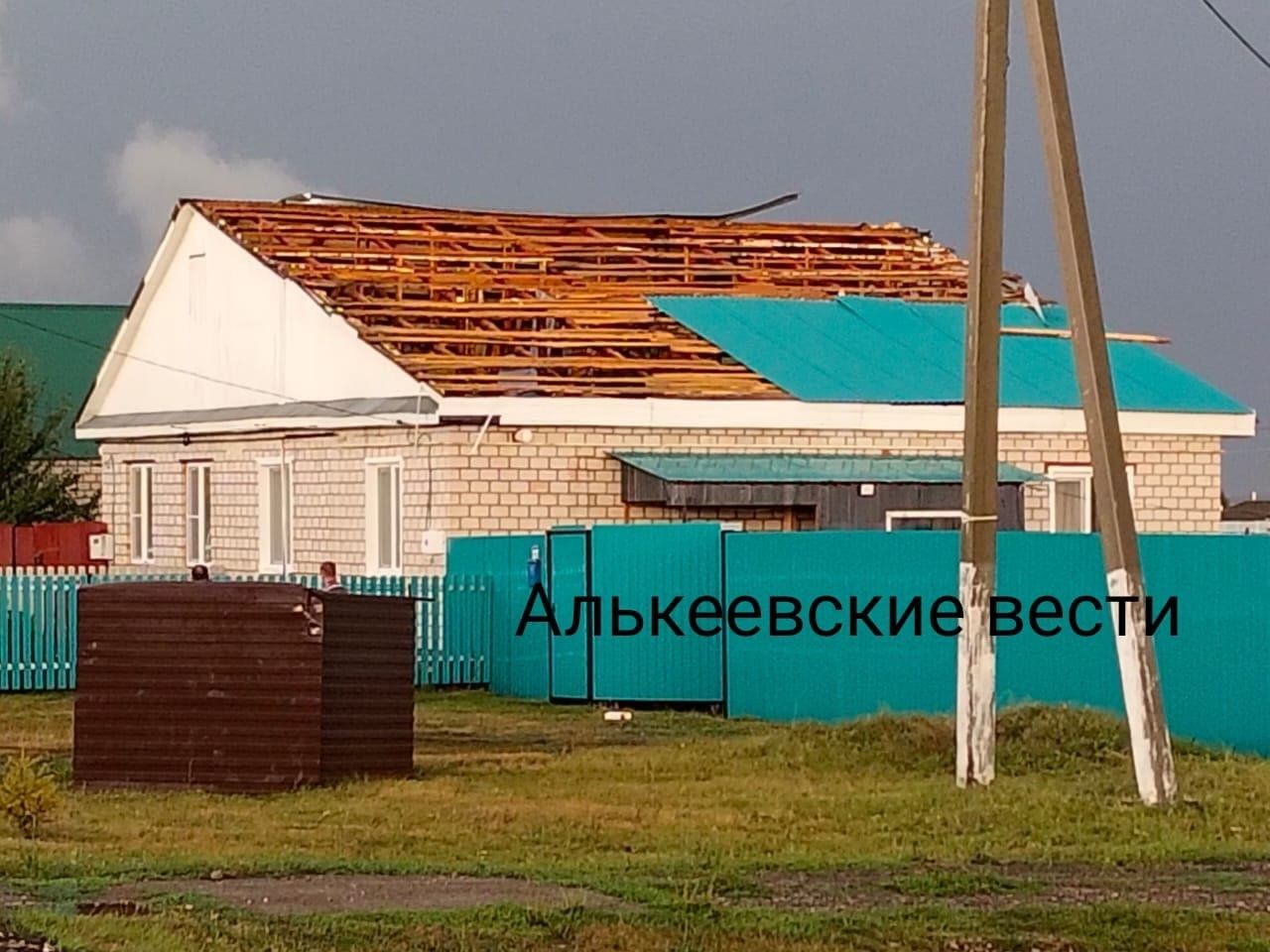 Әлки районында җил-давыл дистәдән артык йорт түбәләрен туздырган