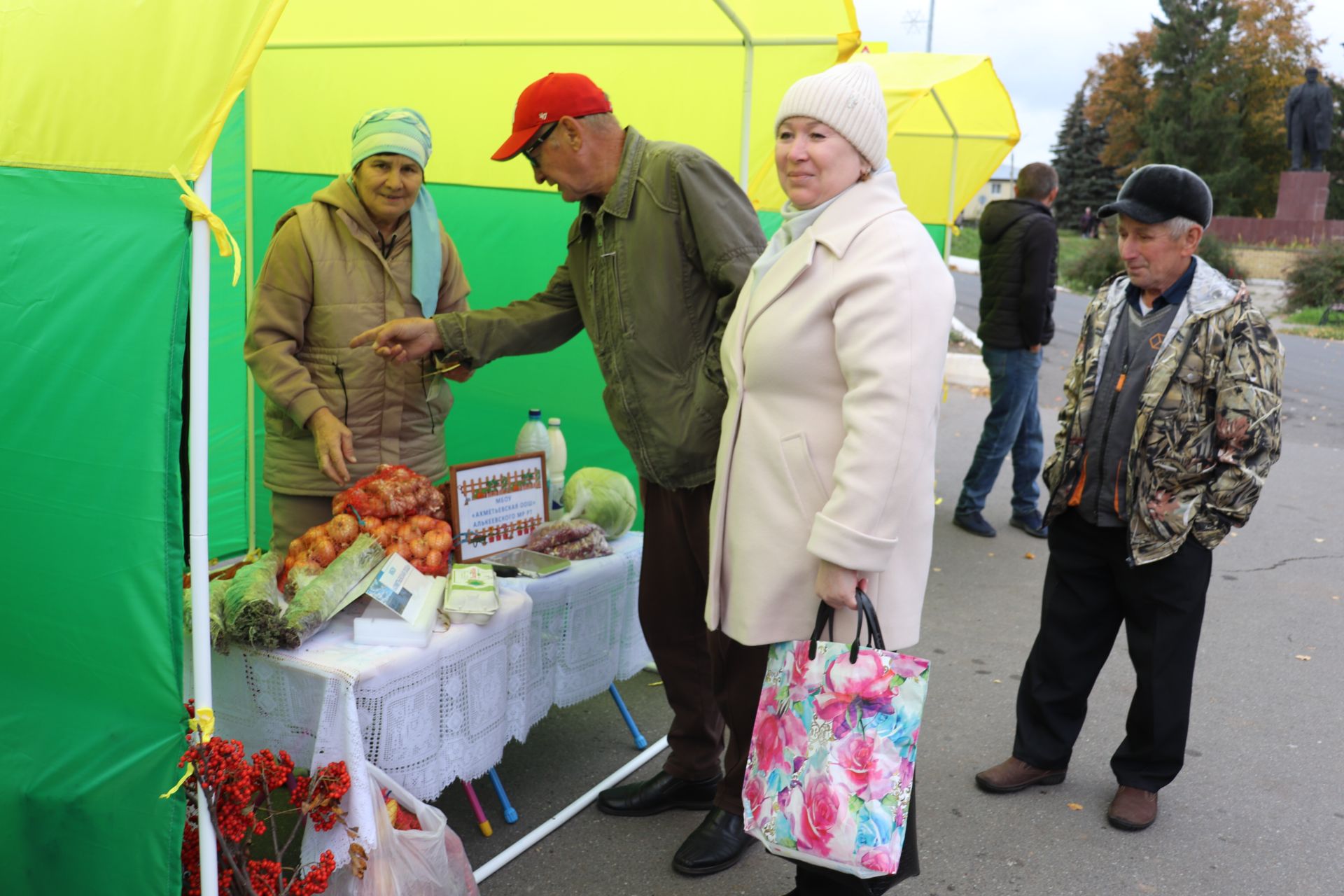 Базарлы Матакта Халыкара өлкәннәр көне уңаеннан ярминкә узды