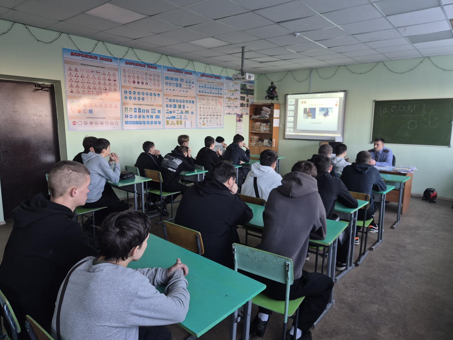 Әлки районы укучылары өчен кар машиналары белән идарә итү кагыйдәләре турында куркынычсызлык дәресе үткәрелде