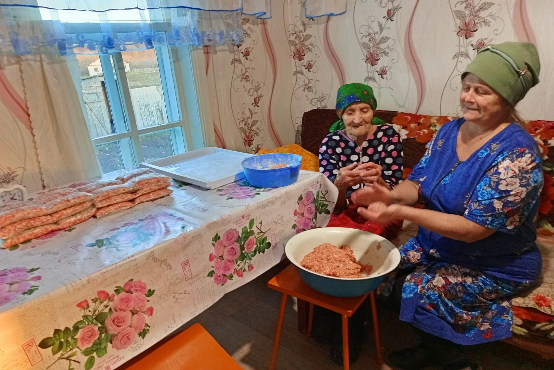 Сотрудники Верхнекачеевского сельского клуба делают добрые дела