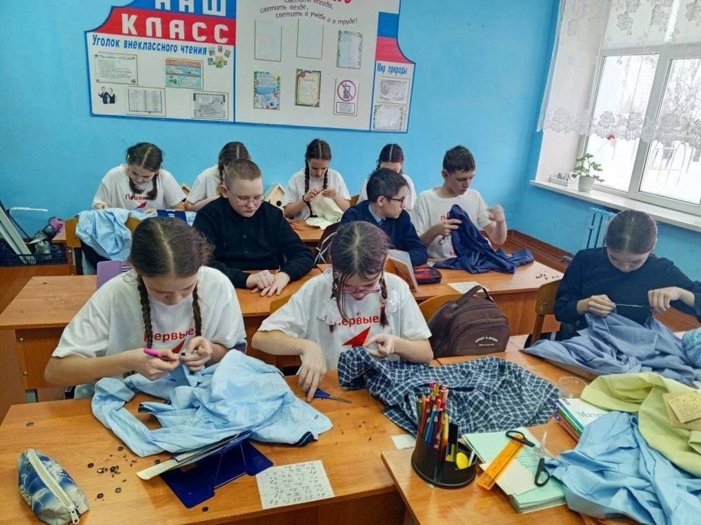 Әлки волонтер-укучылары МХО көрәшчеләренә ярдәм итәләр