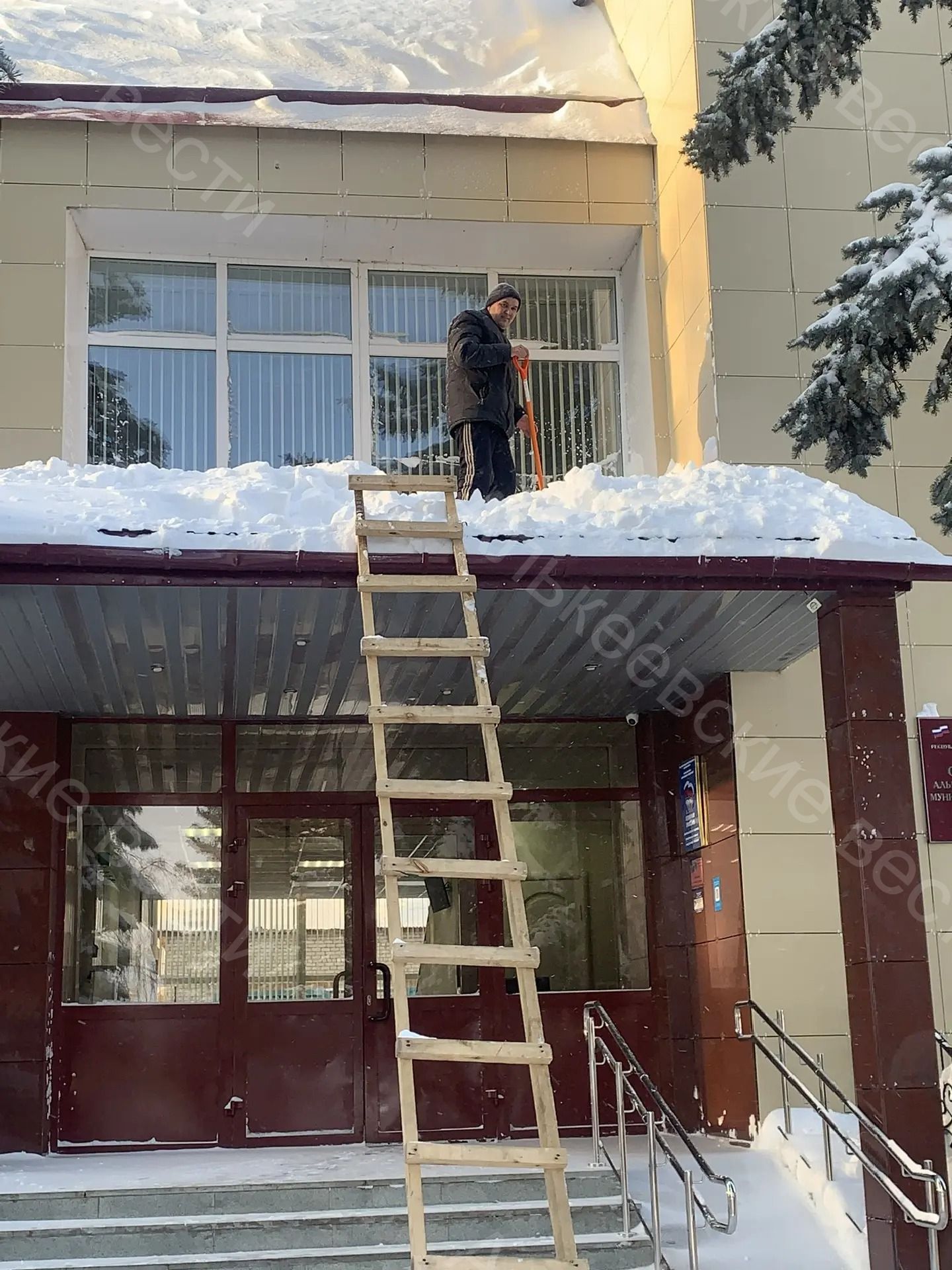Александр Никошин потребовал срочно очистить крыши зданий от снега