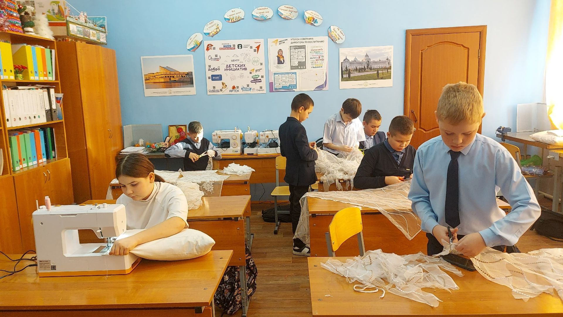 Алькеевские школьники шьют подушки для бойцов СВО