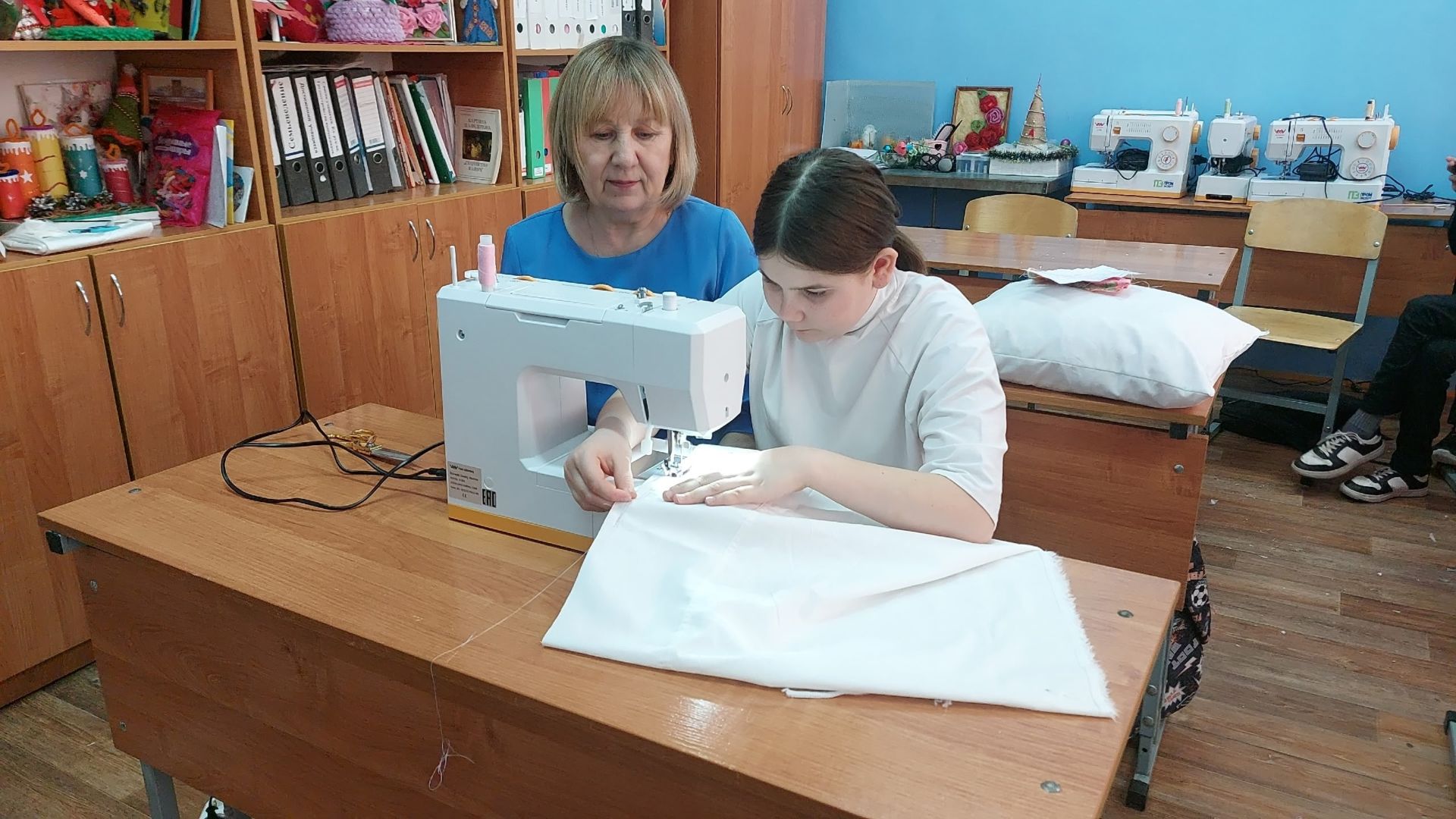 Алькеевские школьники шьют подушки для бойцов СВО