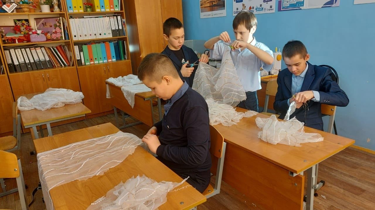 Алькеевские школьники шьют подушки для бойцов СВО