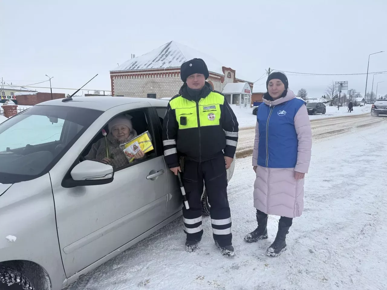 Госавтоинспекция Алькеевского района провела акцию «Цветы для автоледи»