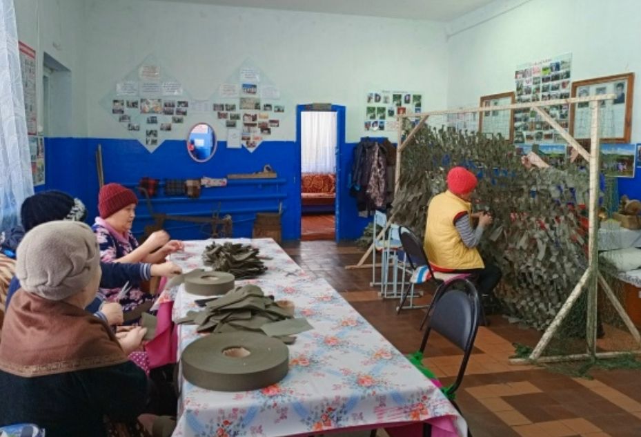 Волонтеры «серебряного» возраста из Верхнего Качеева передали бойцам маскировочную сеть