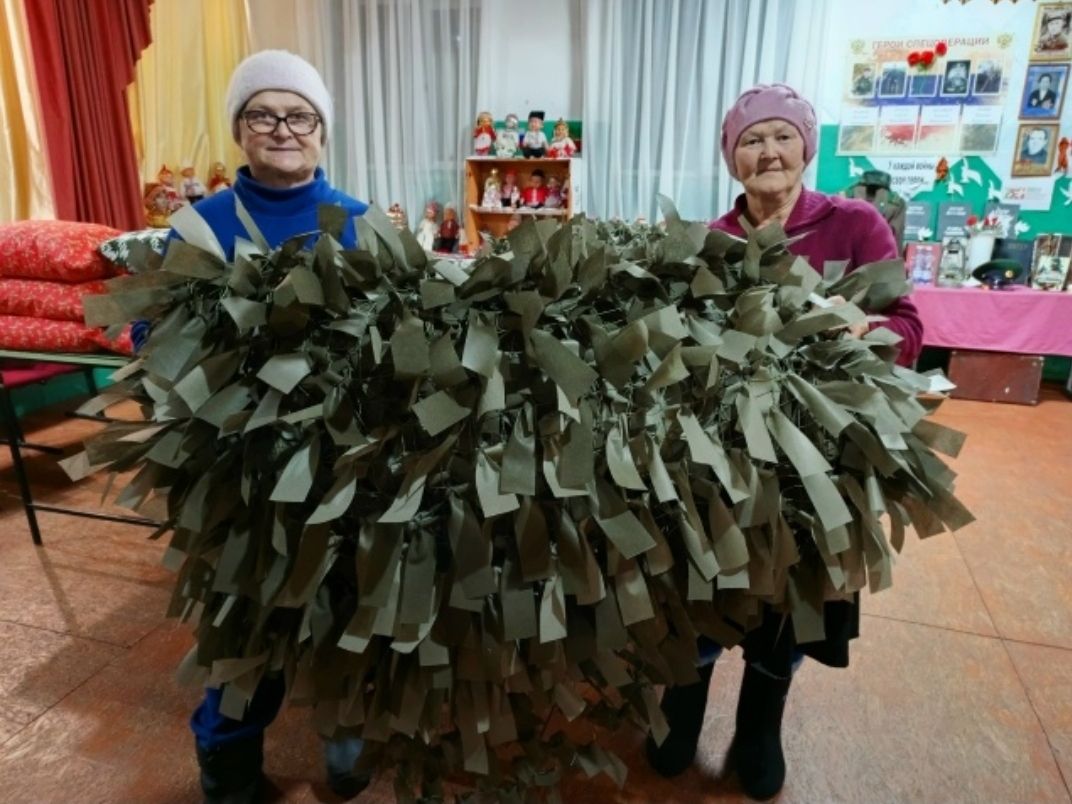 Волонтеры «серебряного» возраста из Верхнего Качеева передали бойцам маскировочную сеть