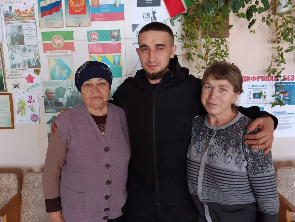 Иске Тумба авылында махсус хәрби операциядән кыска вакытлы ялга кайткан сугышчы белән очрашу булды