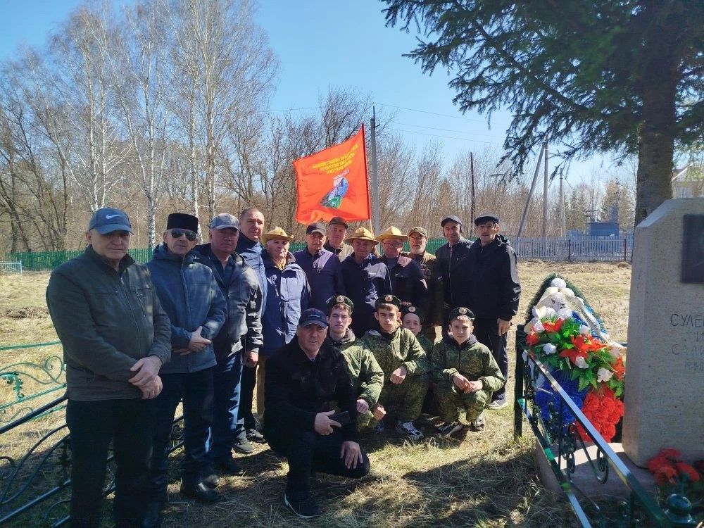 В селе Новое Алпарово  установили новую ограду на могиле боевого товарища Ирека Сулейманова