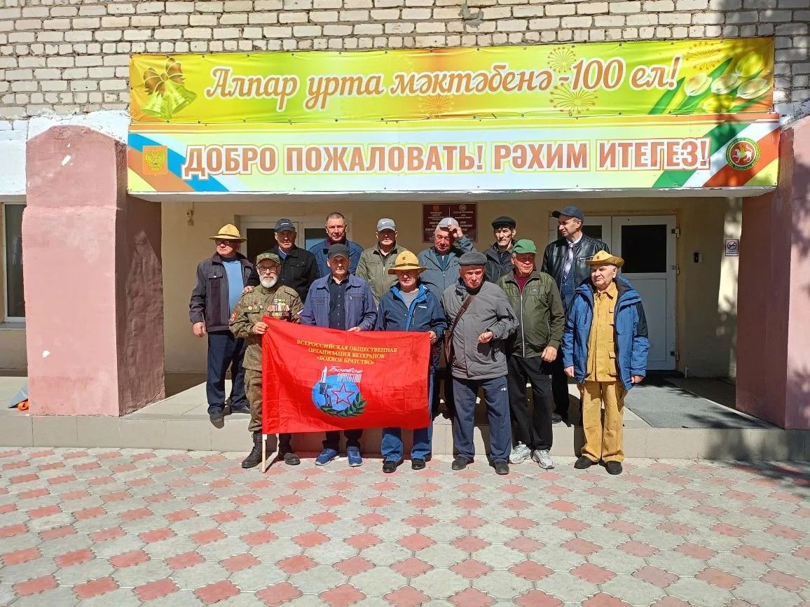 В селе Новое Алпарово  установили новую ограду на могиле боевого товарища Ирека Сулейманова