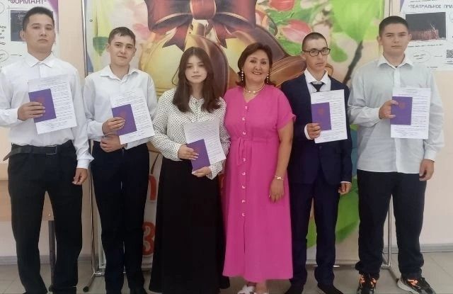 Иске Салман мәктәбендә аттестатлар тапшыру тантанасы булды
