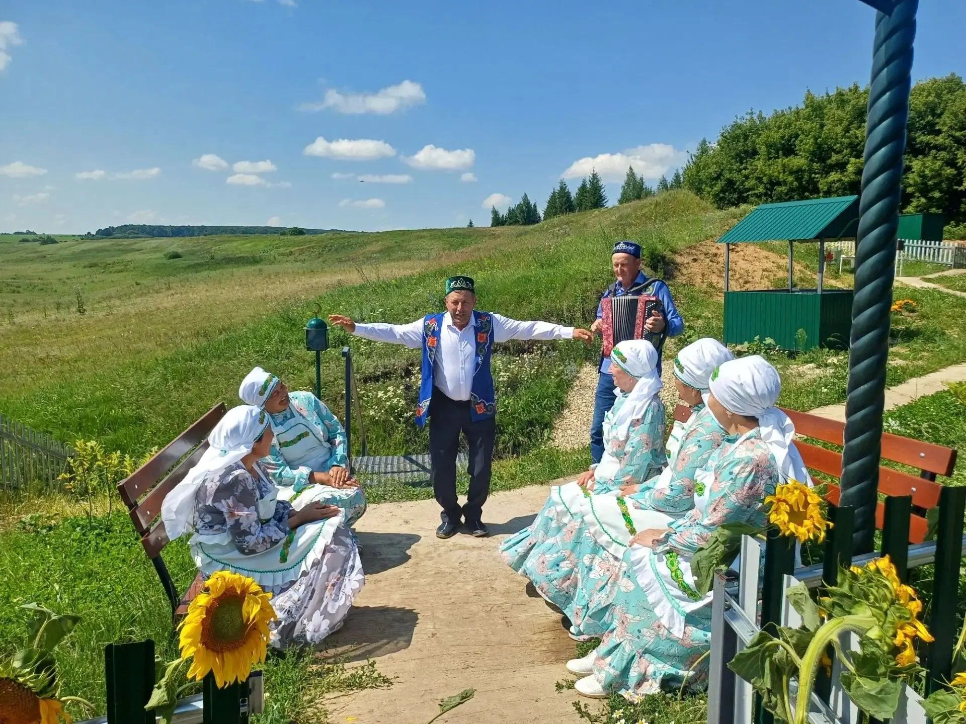 Карамалы һәм Иске Камка авылы мәдәният йорты хезмәткәрләре фольклор кичәсе уздырдылар