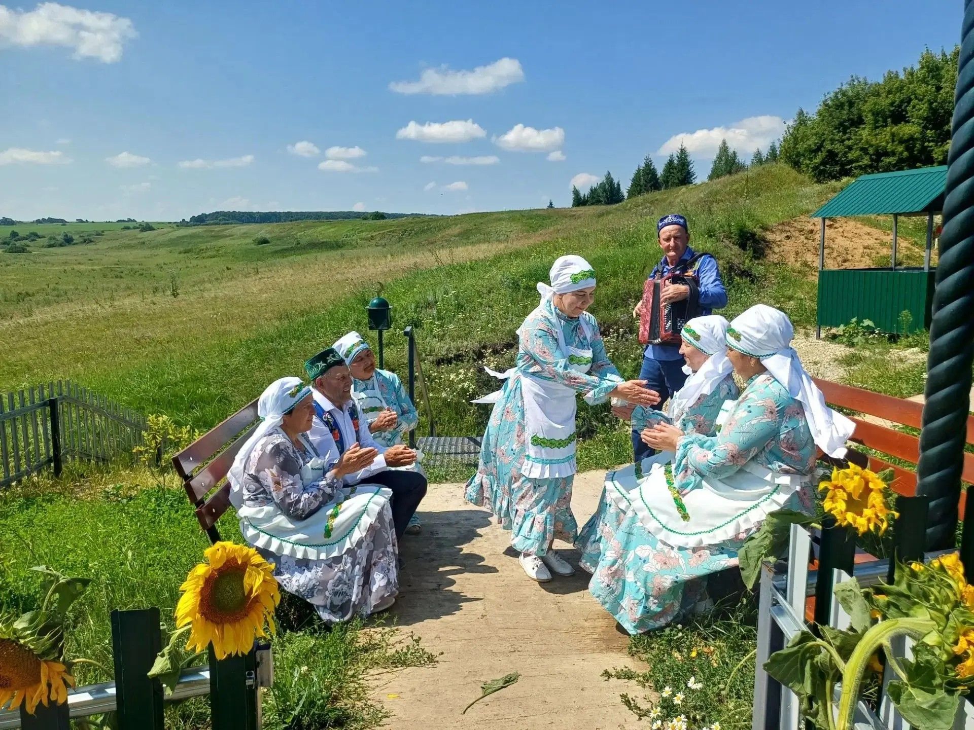 Карамалы һәм Иске Камка авылы мәдәният йорты хезмәткәрләре фольклор кичәсе уздырдылар