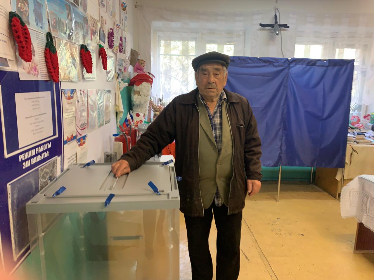 Урта Әлки авылында 93 яшендәге Хасиятулла Хәйруллин сайлауга беренче булып килде