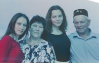 Иске Алпар почта бүлеге җитәкчесе Гөллия Борһанова эше һәм гаиләсе турында яратып сөйләде