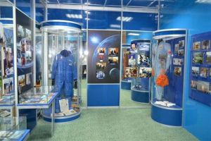 Космонавтикага багышланган экспонатлар арасында космонавтларның туклану үрнәкләре дә бар