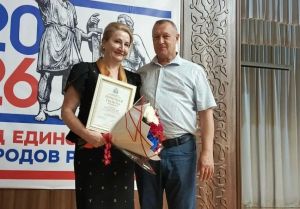 Глава Алькеевского района  поздравил Елену Васяйчеву с днем рождения