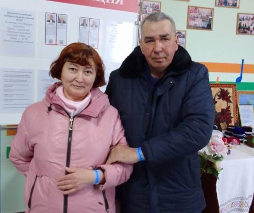 Беренче сайлаучылар буларак, Зөләйха һәм Рөстәм Шәриповларга истәлекле бүләк тапшырылды