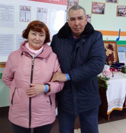 Беренче сайлаучылар буларак, Зөләйха һәм Рөстәм Шәриповларга истәлекле бүләк тапшырылды