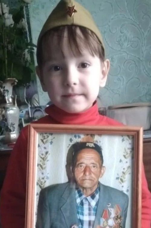 Минем бабам Хәйруллин Иммәт 1919 елда Әлки районы Әхмәт авылында туган